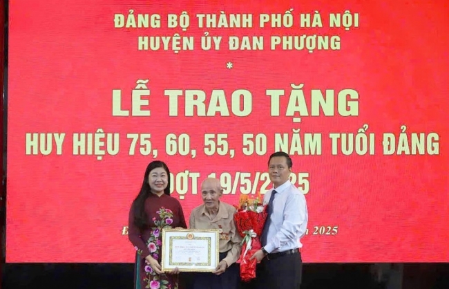 109 đảng viên huyện Đan Phượng nhận Huy hiệu Đảng đợt 19/5