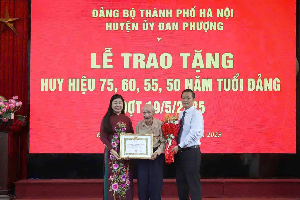 109 đảng viên huyện Đan Phượng nhận Huy hiệu Đảng đợt 19/5