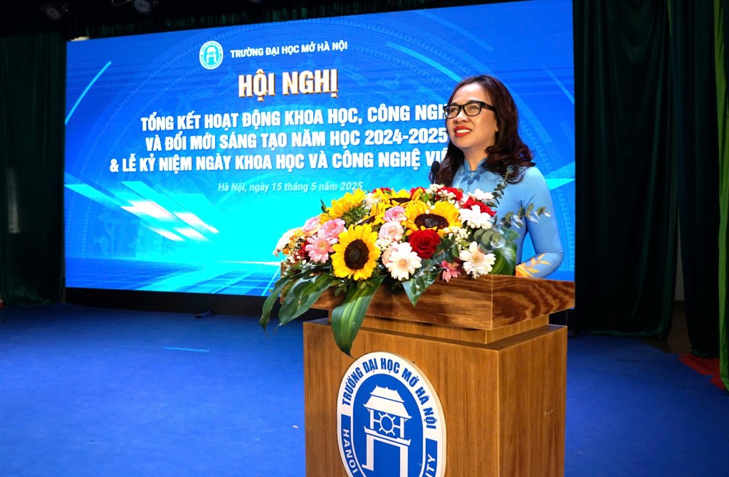 PGS. TS. Nguyễn Thị Nhung - Hiệu trưởng Nhà trường phát biểu chào mừng Ngày Khoa học Công nghệ Việt Nam và biểu dương những thành tích trong nghiên cứu khoa học, đổi mới sáng tạo và khởi nghiệp của cán bộ giảng viên, học viên, sinh viên Trường Đại học Mở Hà Nội