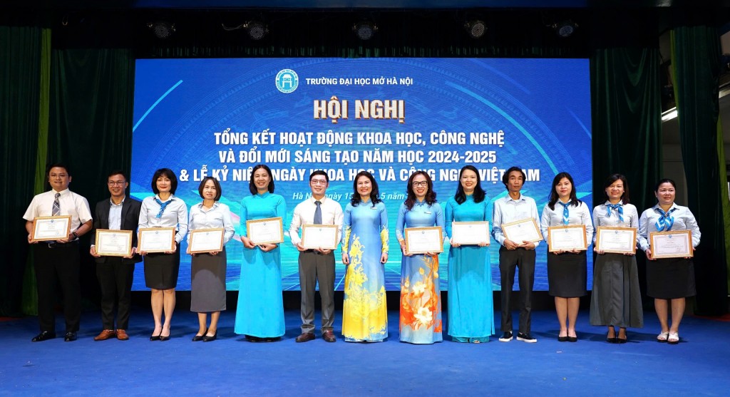 PGS.TS. Nguyễn Mai Hương – Bí thư Đảng ủy, Chủ tịch Hội đồng trường trao khen thưởng