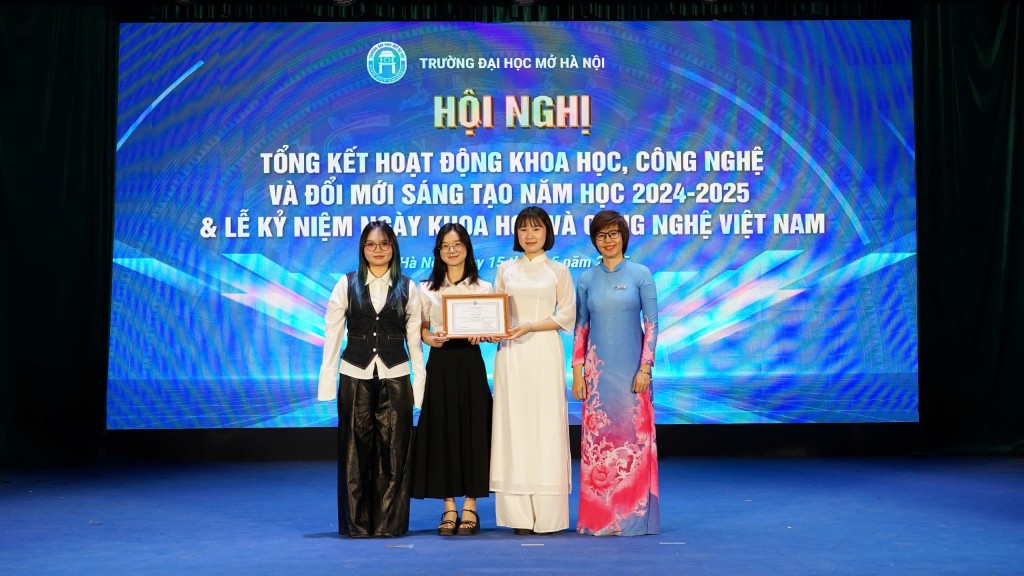 Sinh viên tiêu biểu được khen thưởng