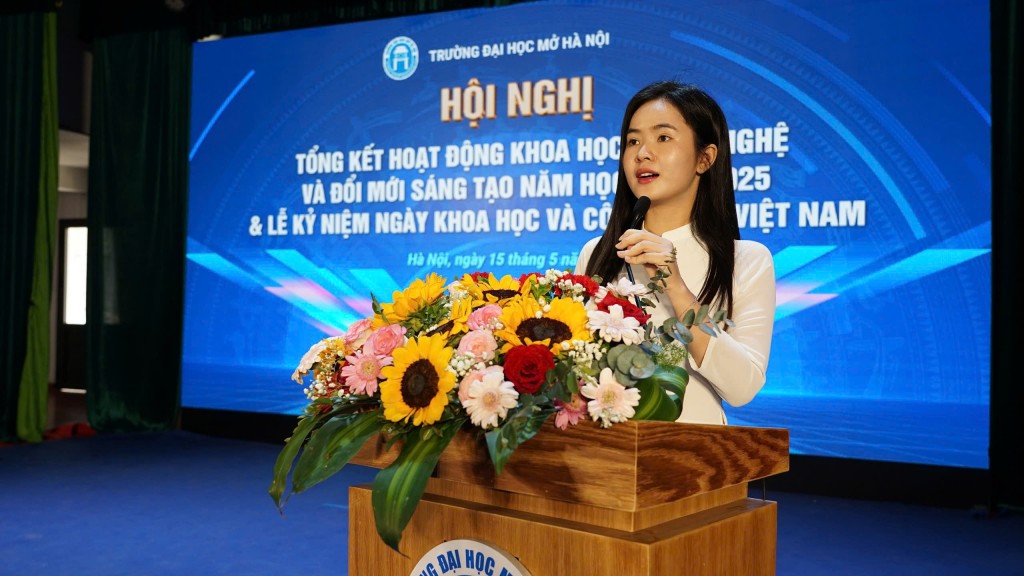 Bạn trẻ Mai Thị Thu Hương (sinh viên khoa Tiếng Anh, Trường Đại học Mở Hà Nội).