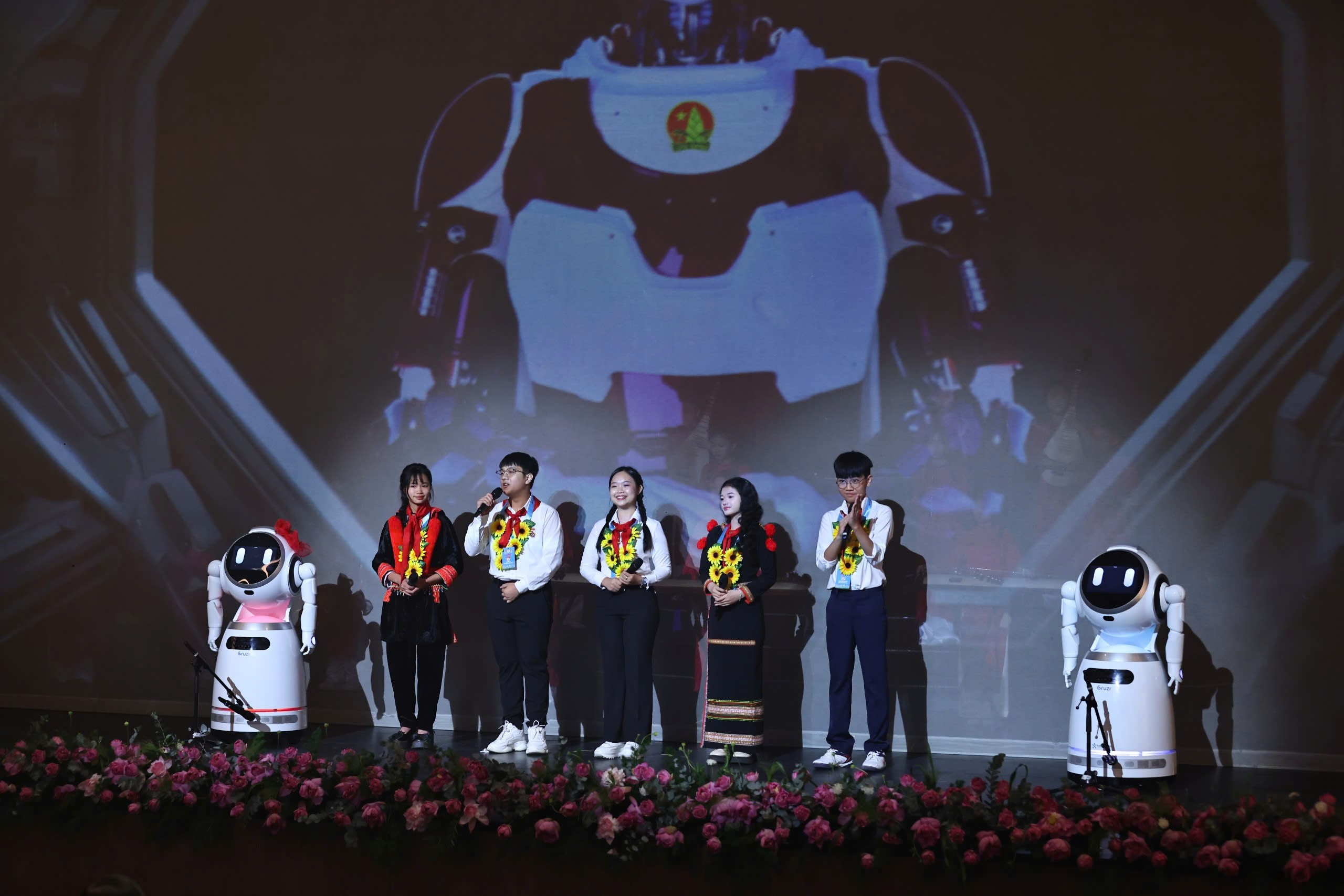 Phần giao lưu với hai bạn robot Minh Trí và Ngọc Hân của các bạn đội viên, thiếu nhi tại Lễ tuyên dương