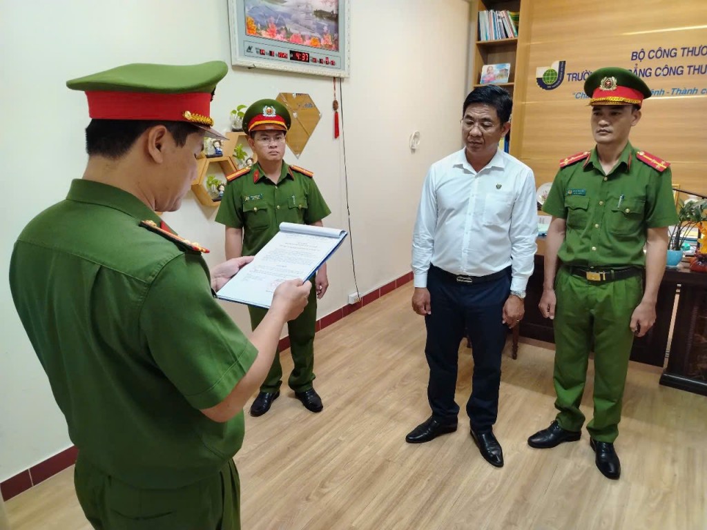 Công an tỉnh Phú Yên thi hành quyết định khởi tố, bắt tạm giam đối với ông Trần Kim Quyên, Hiệu trưởng Trường Cao đẳng Công Thương miền Trung (thuộc Bộ Công Thương). (Ảnh: Công an Phú yên)