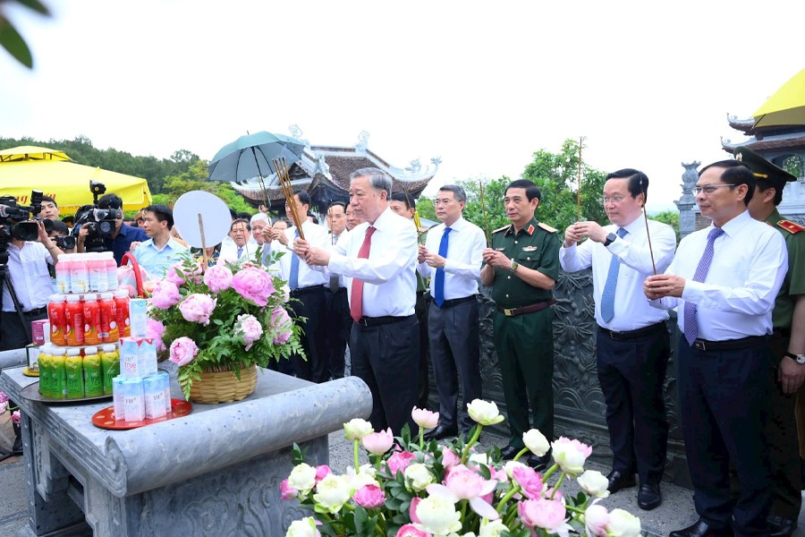 Đồng chí Tổng Bí thư Tô Lâm cùng đoàn đại biểu dâng hương tại Đền Chung Sơn - đền thờ gia tiên Chủ tịch Hồ Chí Minh. Ảnh: Thành Cường
