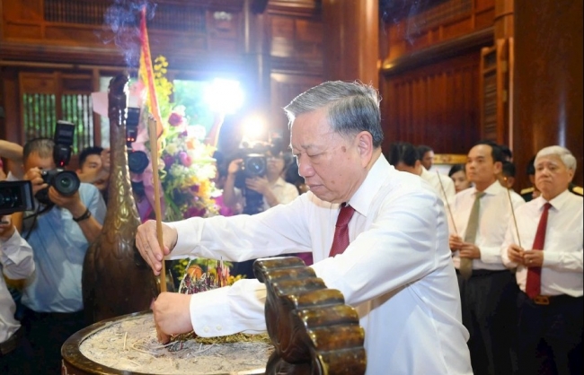 Tổng Bí thư Tô Lâm dâng hương tưởng niệm Bác Hồ tại Khu Di tích Kim Liên