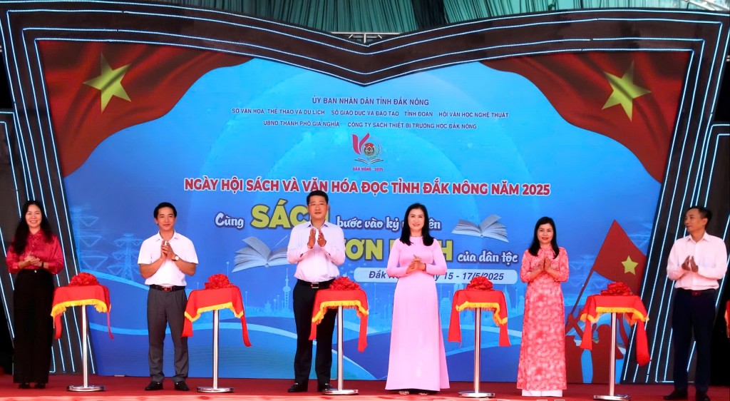 Các đại biểu thực hiện nghi lễ cắt băng khai mạc ngáy hội