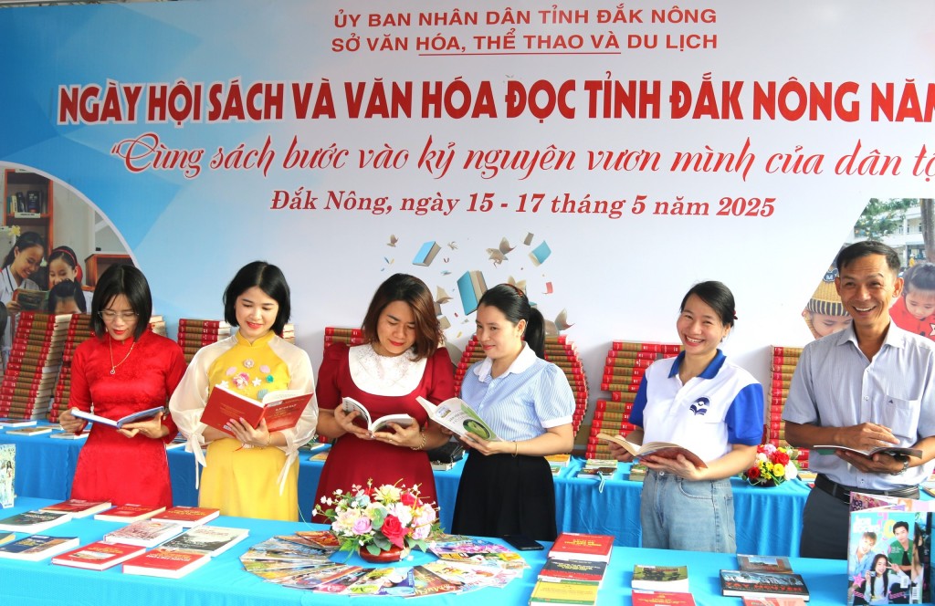 đông đảo bạn đọc đã đến tham quan, trải nghiệm đọc sách miễn phí tại các gian hàng