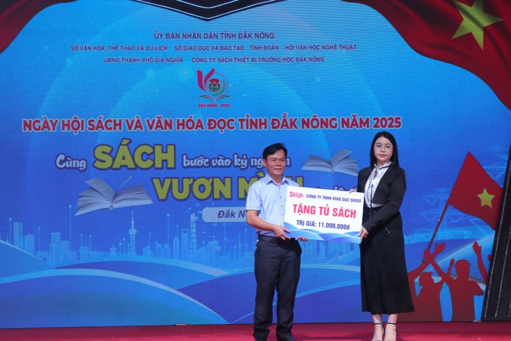 các doanh nghiệp, nhà xuất bản, đơn vị đã tổ chức trao tặng các phần quà 