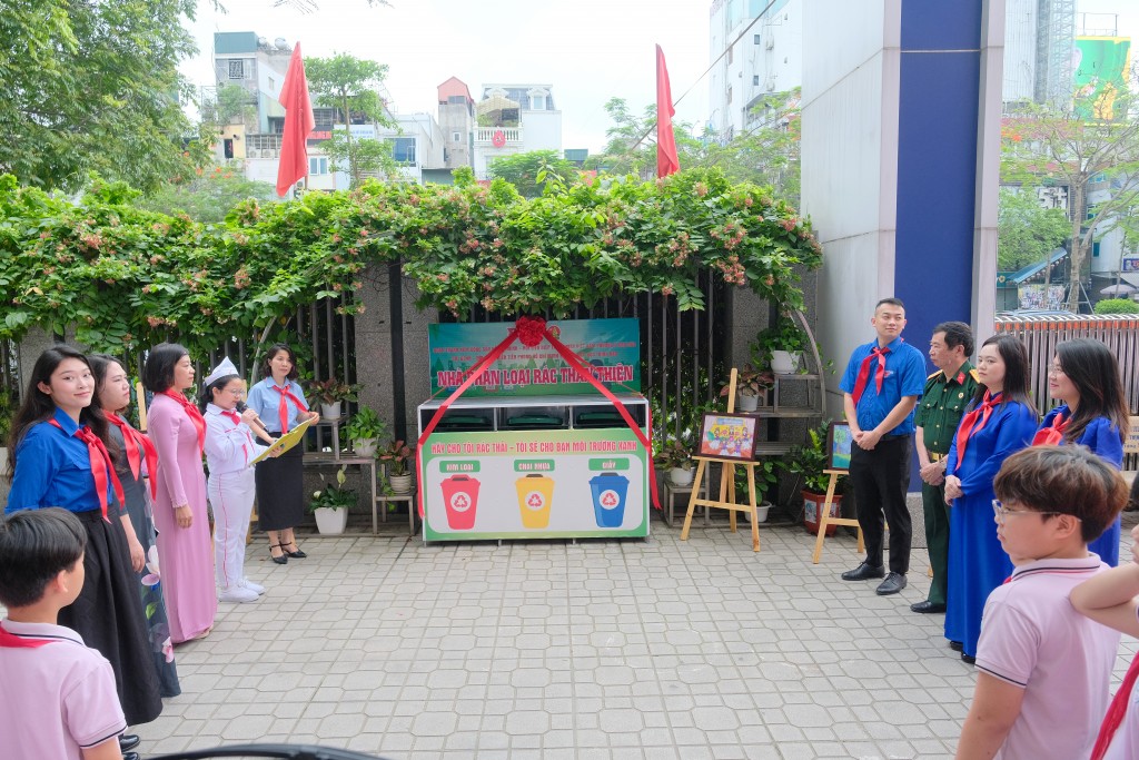 Các đại biểu khánh thành Nhà phân loại rác thân thiện tại trường Tiểu học Thịnh Hào. Đây là một công trình ý nghĩa, đánh dấu bước tiến quan trọng trong việc xây dựng môi trường học đường xanh – sạch – đẹp, góp phần nâng cao ý thức bảo vệ môi trường cho học sinh. Các đại biểu khánh thành Nhà phân loại rác thân thiện tại trường Tiểu học Thịnh Hào. Đây là một công trình ý nghĩa, đánh dấu bước tiến quan trọng trong việc xây dựng môi trường học đường xanh – sạch – đẹp, góp phần nâng cao ý thức bảo vệ môi trường cho họ