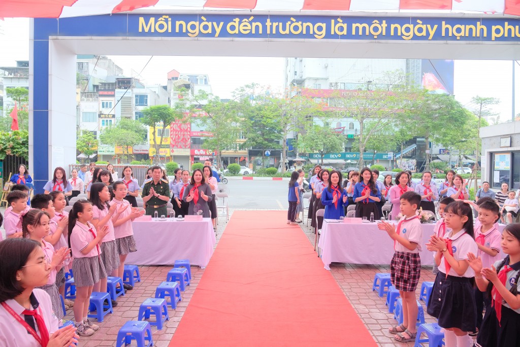 Các đại biểu cùng đông đảo học sinh tiêu biểu tham dự lễ kỷ niệm Các đại biểu cùng đông đảo học sinh tiêu biểu tham dự lễ kỷ niệm