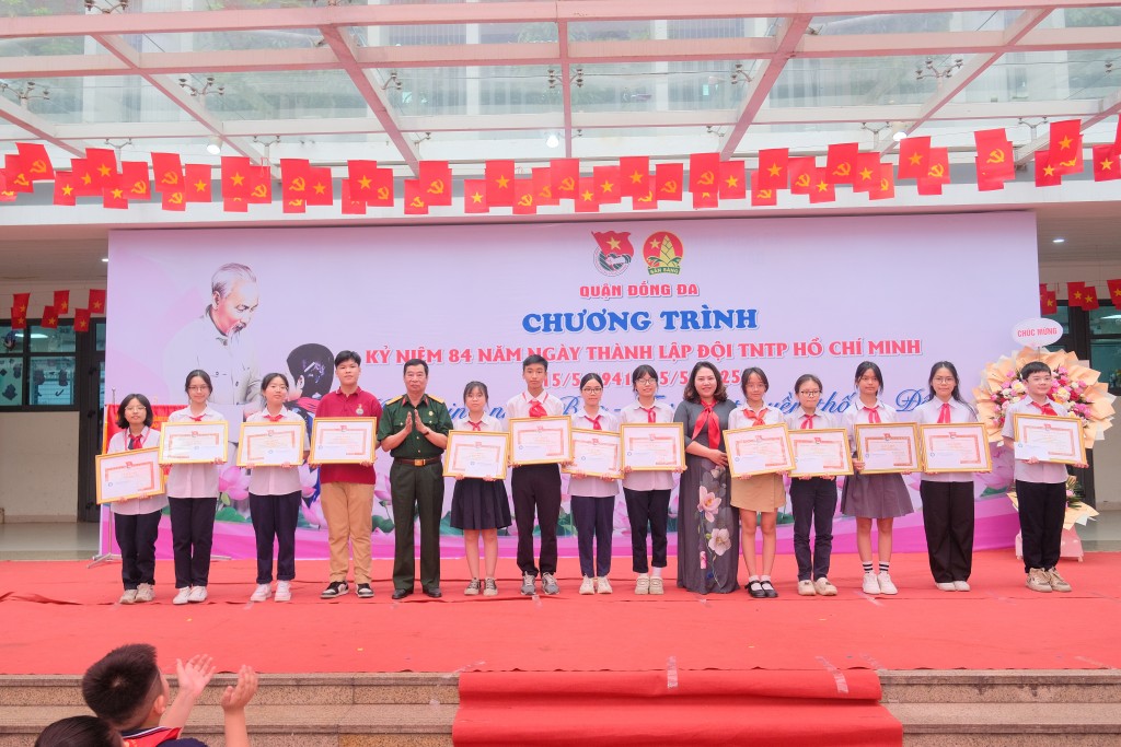 Tặng Giấy khen cho 24 Liên đội và 29 thiếu nhi là Chỉ huy Đội có thành tích xuất sắc trong học tập Tặng Giấy khen cho 24 Liên đội và 29 thiếu nhi là Chỉ huy Đội có thành tích xuất sắc trong học tập