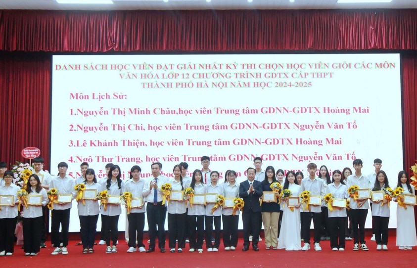 Hà Nội: Khen thưởng giáo viên, học viên giỏi khối giáo dục thường xuyên