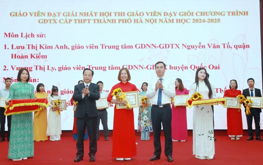 Giám đốc Sở GD&ĐT Hà Nội Trần Thế Cương, Phó Giám đốc Sở GD&ĐT Hà Nội Nguyễn Hồng Dân trao thưởng cho các giáo viên.