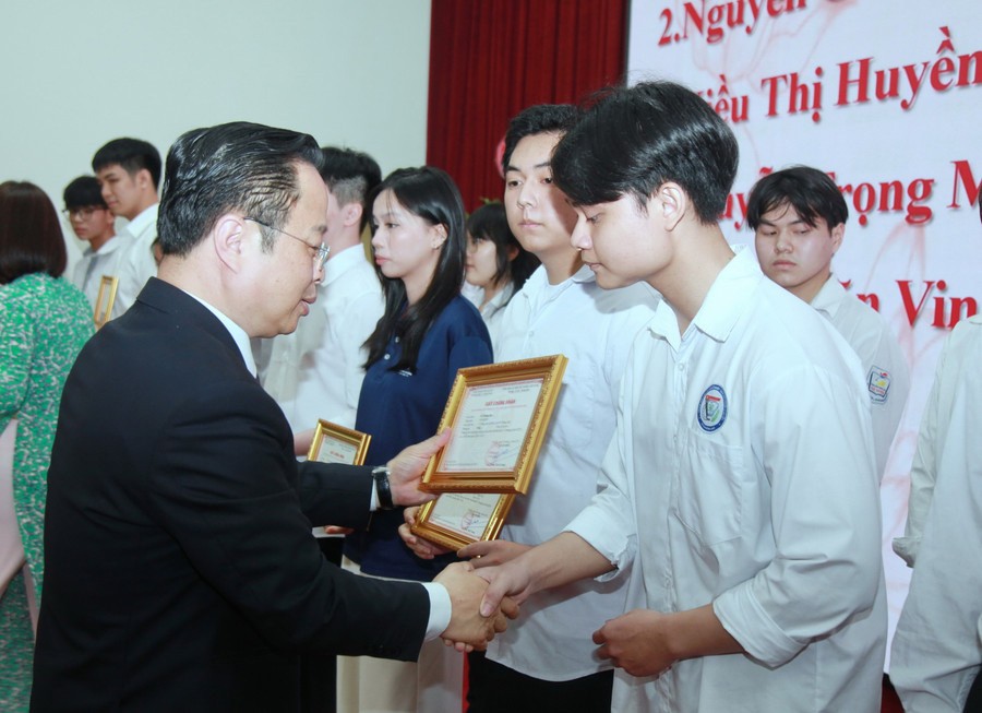 Hà Nội: Khen thưởng giáo viên, học viên giỏi khối giáo dục thường xuyên