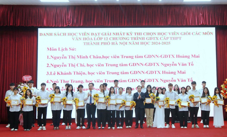 Các học viên đoạt giải Nhất kỳ thi chọn học viên giỏi các môn văn hóa lớp 12 chương trình GDTX cấp THPT nhận thưởng.