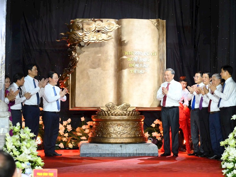 Tổng Bí thư Tô Lâm tặng tác phẩm “Việt Nam - những trang sử vàng” cho Khu Di tích Kim Liên