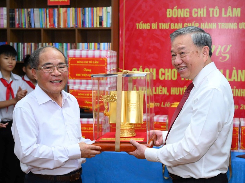 Tổng Bí thư Tô Lâm tặng tác phẩm “Việt Nam - những trang sử vàng” cho Khu Di tích Kim Liên