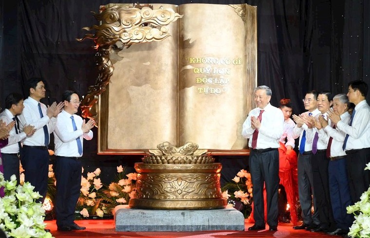 Tổng Bí thư Tô Lâm tặng tác phẩm “Việt Nam - những trang sử vàng” cho Khu Di tích Kim Liên