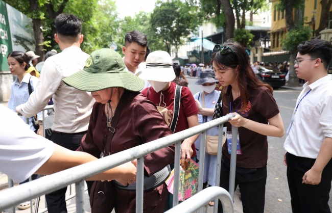 Thanh niên tình nguyện hỗ trợ Nhân dân chiêm bái Xá lợi Đức Phật
