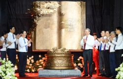 Tổng Bí thư Tô Lâm tặng tác phẩm “Việt Nam - những trang sử vàng” cho Khu Di tích Kim Liên