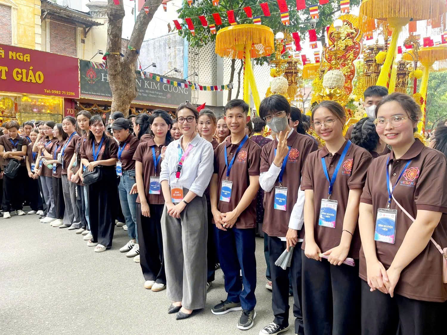 Thanh niên tình nguyện hỗ trợ Nhân dân chiêm bái Xá lợi Đức Phật