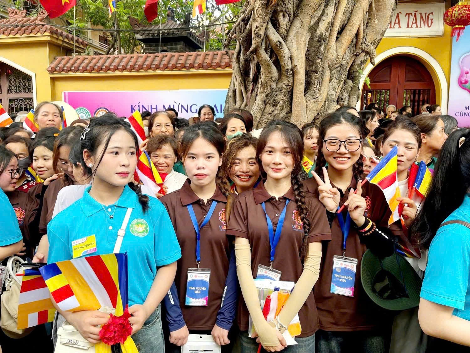 Thanh niên tình nguyện hỗ trợ Nhân dân chiêm bái Xá lợi Đức Phật