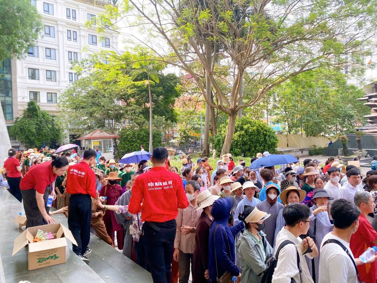 Thanh niên tình nguyện hỗ trợ Nhân dân chiêm bái Xá lợi Đức Phật