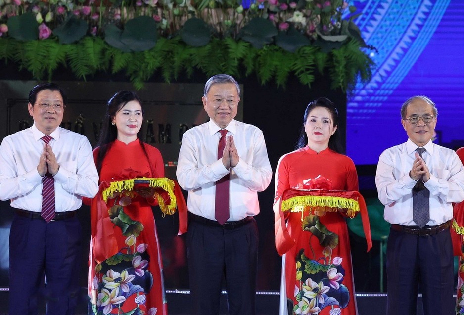 Tổng Bí thư Tô Lâm và các đại biểu thực hiện nghi thức cắt băng khánh thành tượng 'Bác Hồ về thăm quê.'