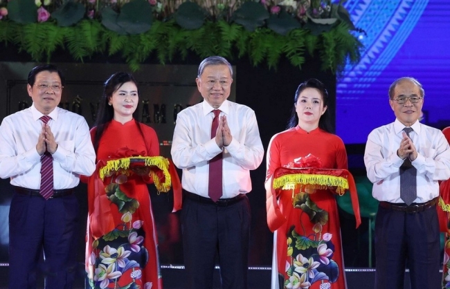 Tổng Bí thư Tô Lâm dự khai mạc Lễ hội Làng Sen năm 2025