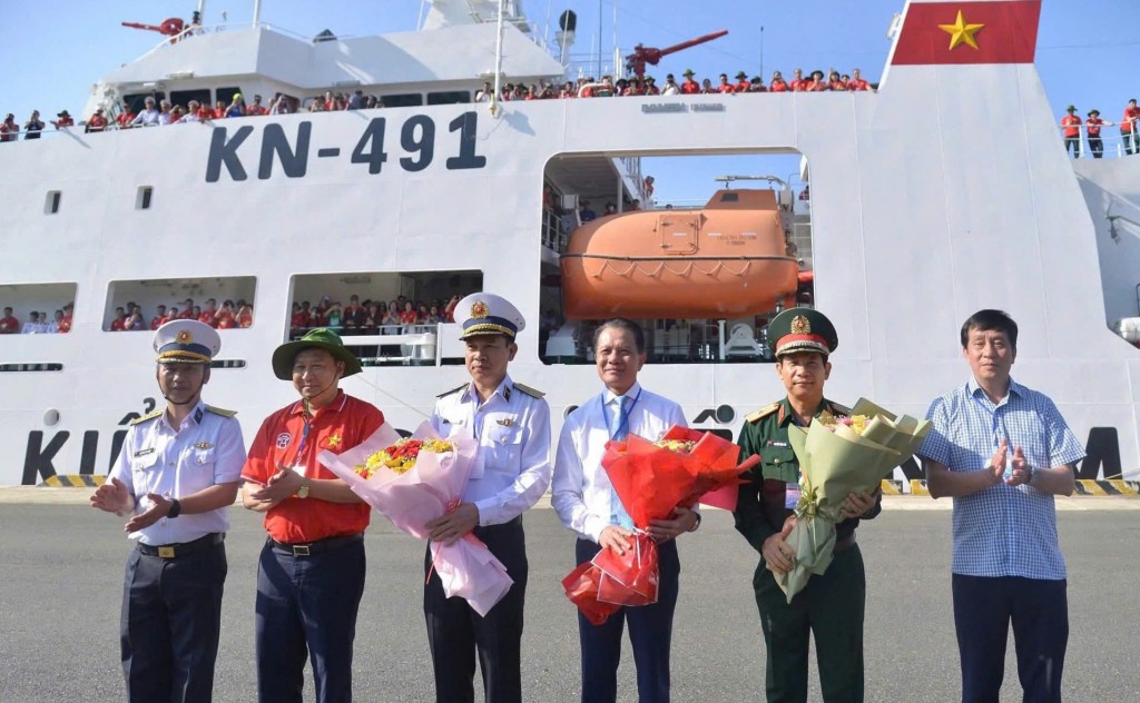 Cầu nối yêu thương từ đất liền đến đảo xa