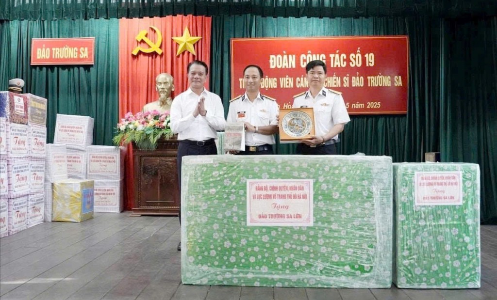 Cầu nối yêu thương từ đất liền đến đảo xa Cầu nối yêu thương từ đất liền đến đảo xa