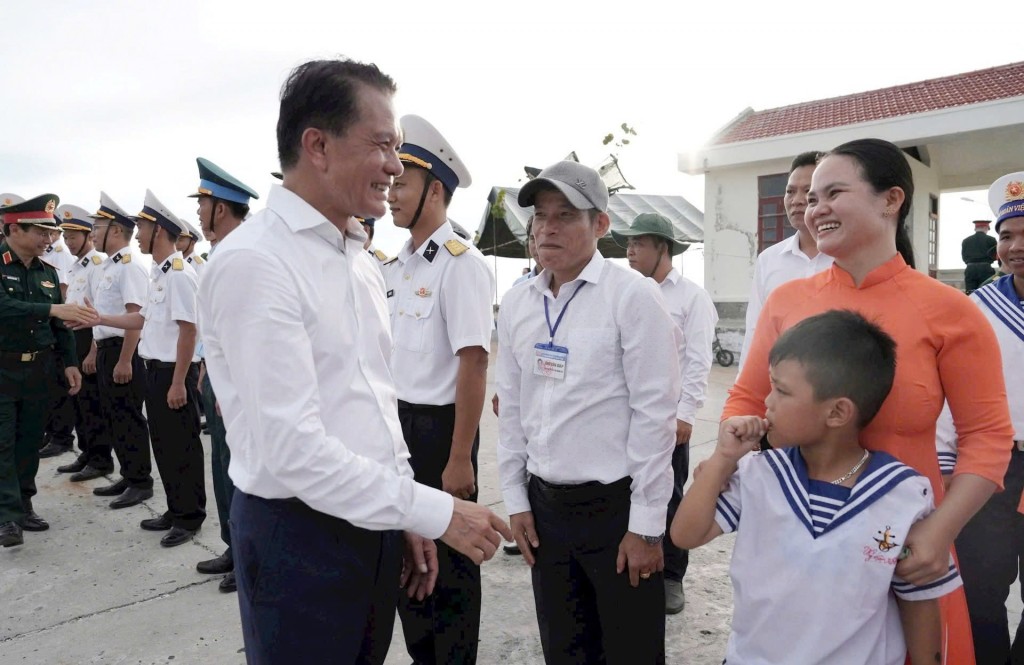 Cầu nối yêu thương từ đất liền đến đảo xa Cầu nối yêu thương từ đất liền đến đảo xa