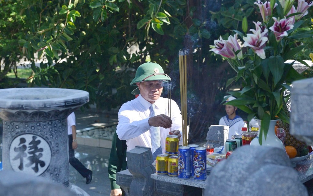 Cầu nối yêu thương từ đất liền đến đảo xa Cầu nối yêu thương từ đất liền đến đảo xa
