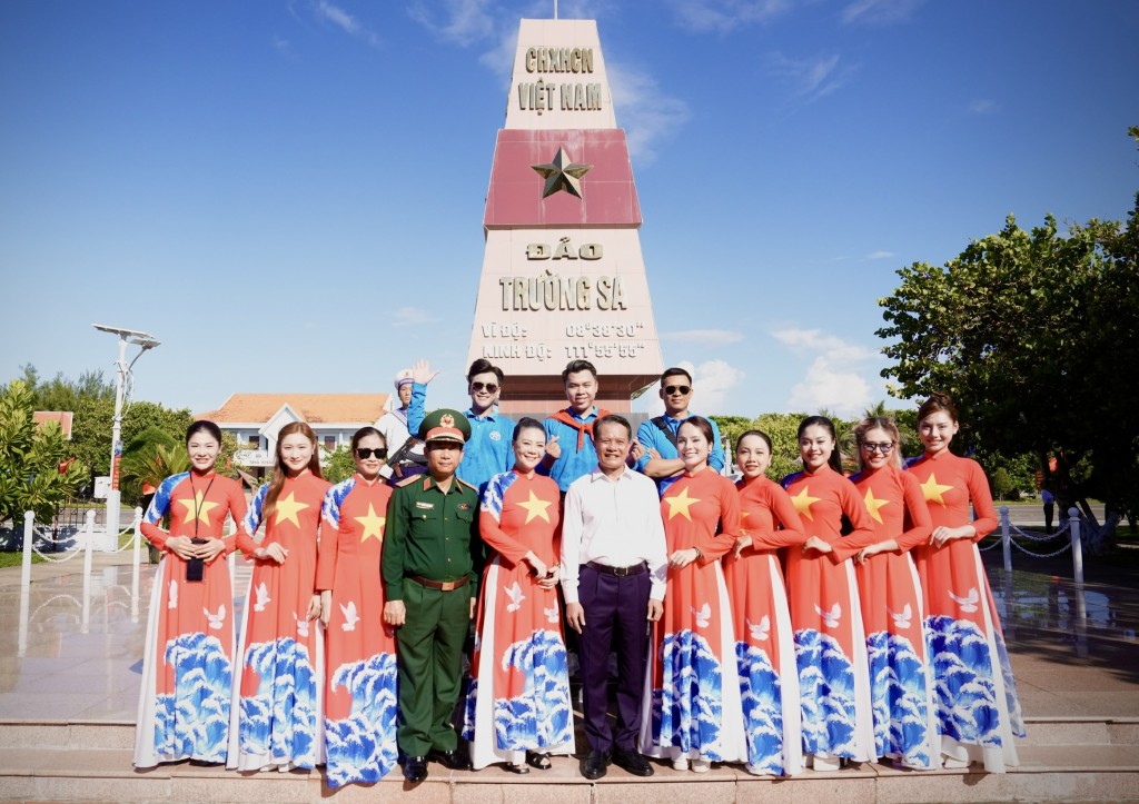 Cầu nối yêu thương từ đất liền đến đảo xa Cầu nối yêu thương từ đất liền đến đảo xa