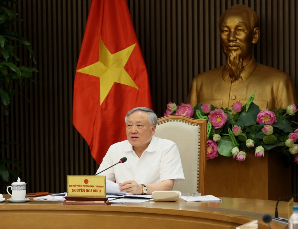 Phó Thủ tướng Thường trực Nguyễn Hòa Bình nhấn mạnh: Một nguồn lực rất lớn đang tồn đọng, nếu chúng ta tập trung khắc phục được những khó khăn đối với các dự án này sẽ khơi thông được một nguồn lực đáng kể để đưa vào nền kinh tế, đắc lực phục vụ cho mục tiêu tăng trưởng - Ảnh: VGP/Nguyễn Hoàng