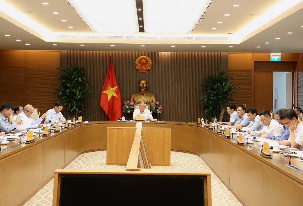 Phó Thủ tướng cho biết, trên cơ sở các nội dung nguyên tắc, giải pháp được Bộ Tài chính đề xuất và ý kiến phát biểu của lãnh đạo các bộ, ngành tại cuộc họp, Ban Chỉ đạo sẽ trình Chính phủ ban hành một nghị quyết chung của Chính phủ về các nguyên tắc và giải pháp tháo gỡ - Ảnh: VGP/Nguyễn Hoàng