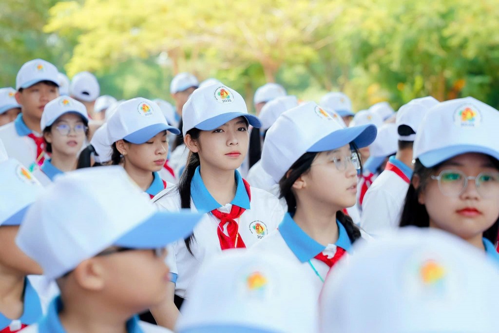 Các Đại biểu thiếu nhi ưu tú trong màu áo và khăn quàng đỏ  do CEO - NTK Yến Ngô thực hiện