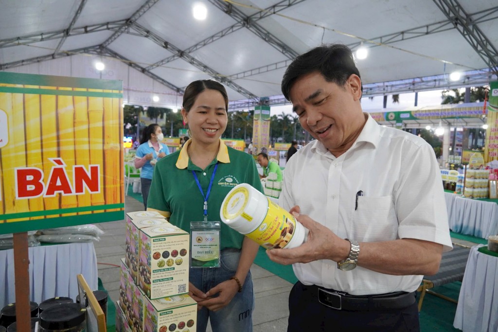 Chủ tịch UBND tỉnh Quảng Nam Lê Văn Dũng tham quan các gian hàng triển lãm.