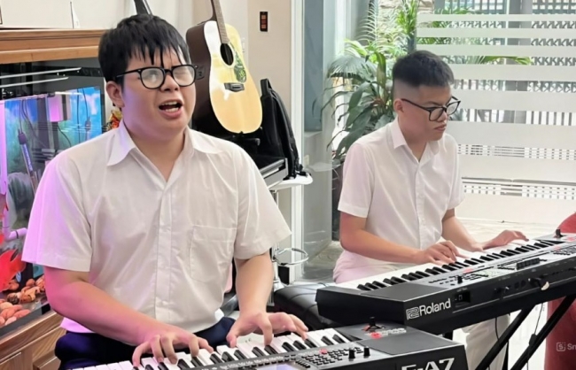 Chàng trai khiếm thị đi tìm ánh sáng từ bóng tối