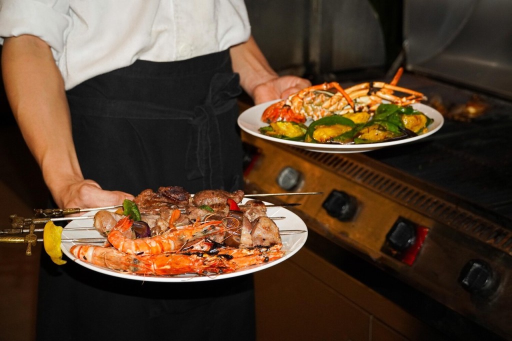 Trái nghiệm ẩm thực đậm đà hương vị truyền thống tại Flame Feast Buffet