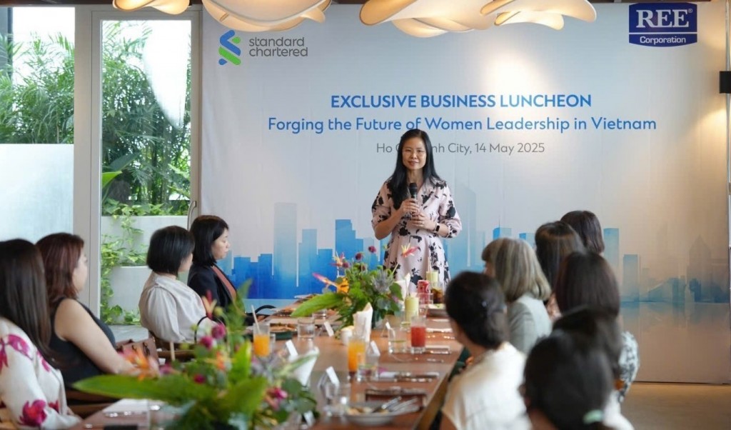 Bà Nguyễn Thúy Hạnh, Tổng giám đốc kiêm Giám đốc Khối Khách hàng Doanh nghiệp và Đầu tư Standard Chartered Việt Nam chia sẻ (2)