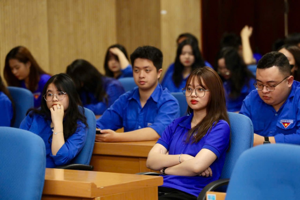 Bạn trẻ tham dự tọa đàm 