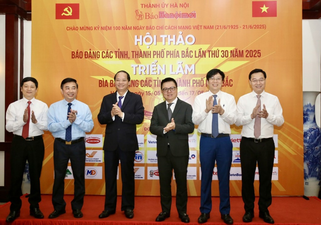 Các đồng chí lãnh đạo Trung ương, thành phố Hà Nội khai mạc triển lãm Ảnh bìa báo Đảng các tỉnh, thành phố phía Bắc. Ảnh: Quang Thái Các đồng chí lãnh đạo Trung ương, thành phố Hà Nội khai mạc triển lãm Ảnh bìa báo Đảng các tỉnh, thành phố phía Bắc. Ảnh: Quang Thái