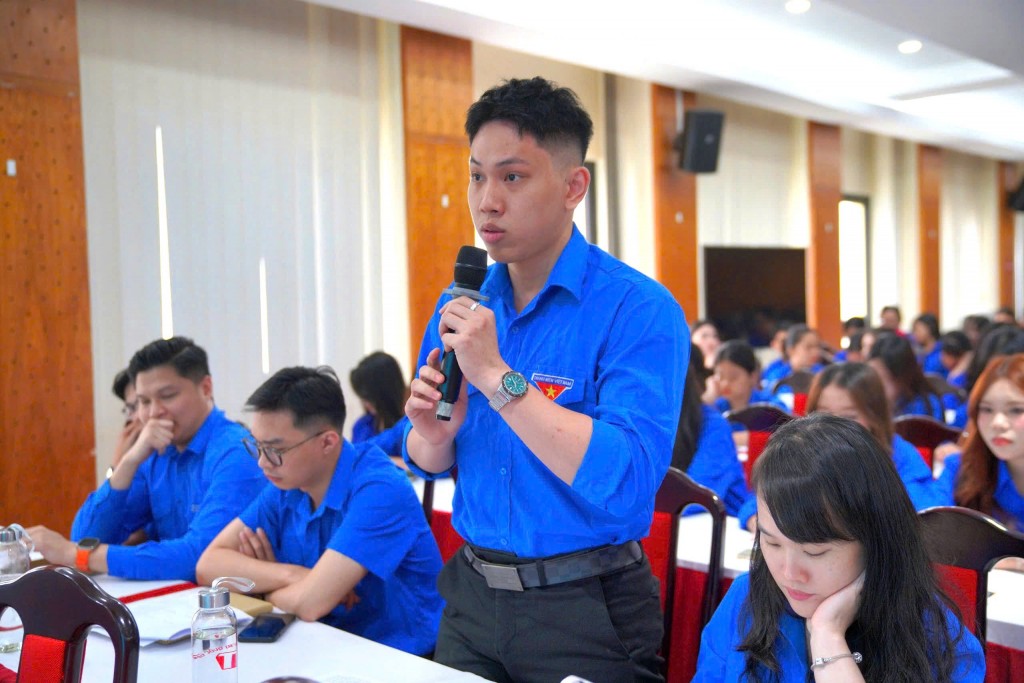 Thanh niên trao đổi