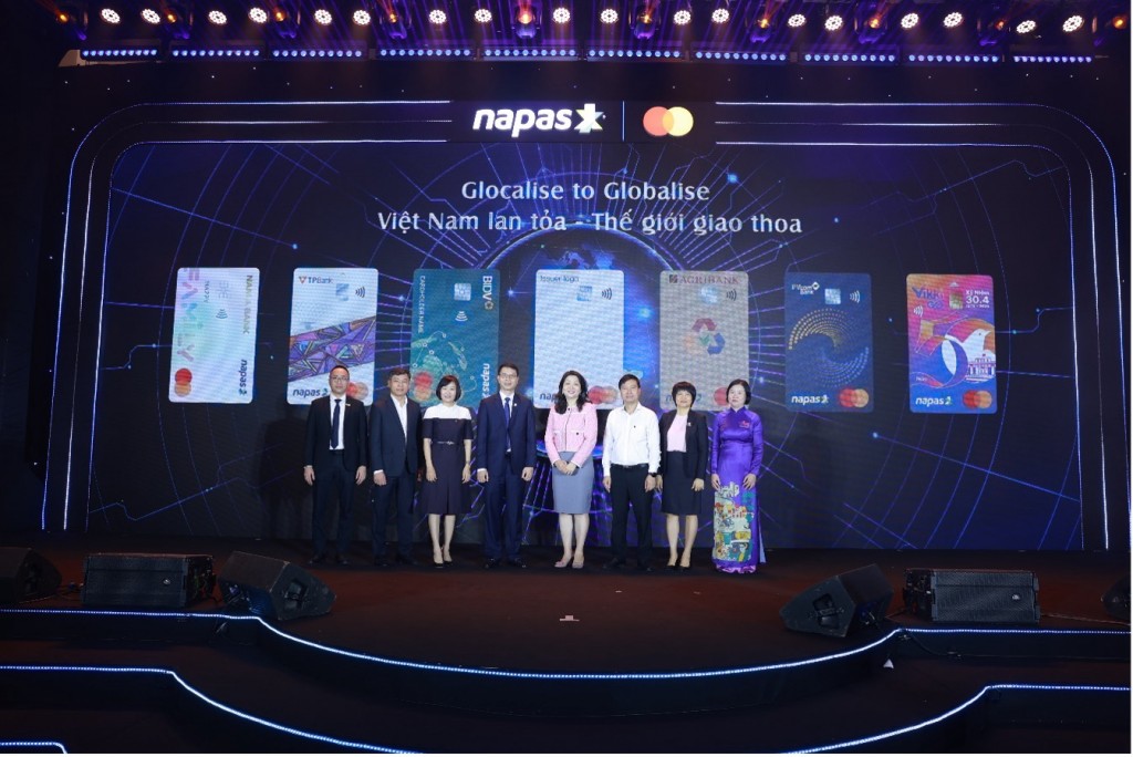 Lãnh đạo NAPAS, Mastercard và đại diện 6 ngân hàng phát hành thẻ đồng thương hiệu