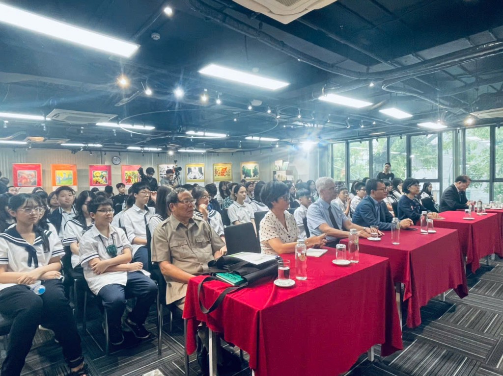 Buổi giao lưu thu hút đông đảo khán giả và các em học sinh, sinh viên tới tham dự và lắng nghe
