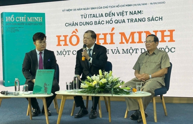 Tràn ngập lòng biết ơn với "Chân dung Bác Hồ qua trang sách"