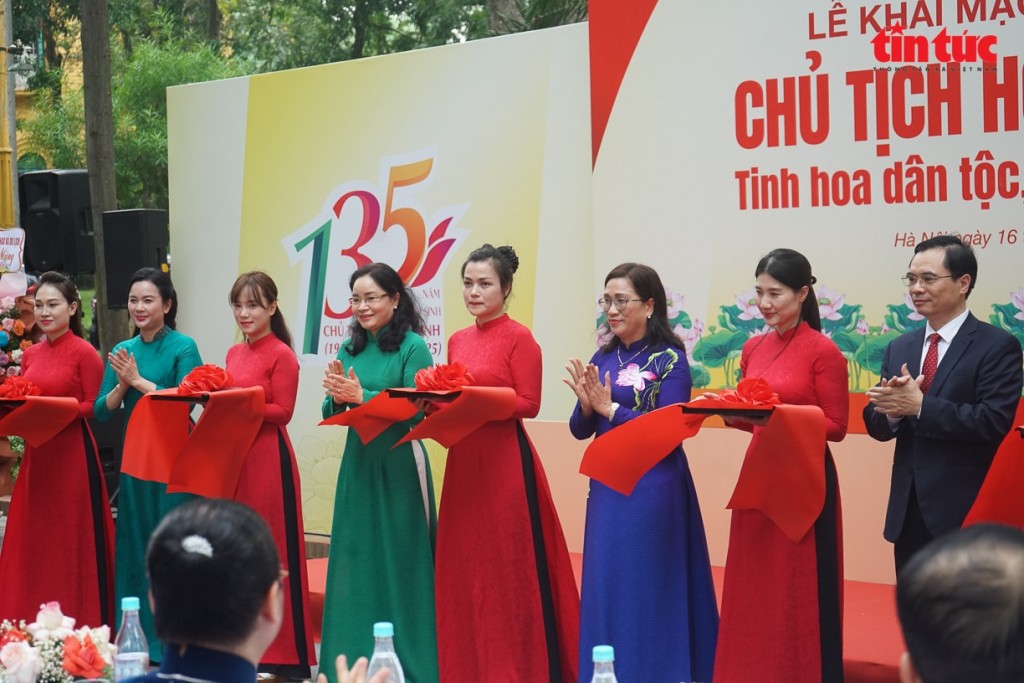 Các vị đại biểu cắt băng khai mạc triển lãm