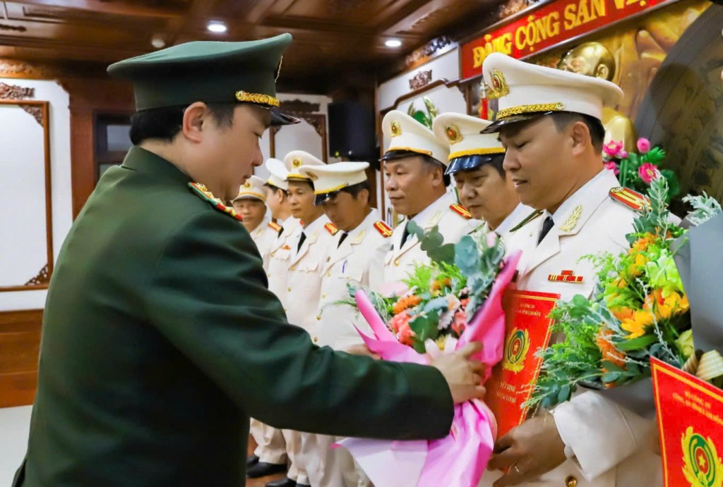 Lãnh đạo Công an tỉnh Lâm Đồng tặng hoa cho các cán bộ nghỉ hưu trước tuổi (Ảnh CA)